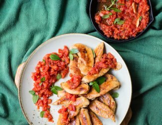 Filezinho de frango com molho de tomates fresco e manjericão