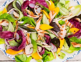 Salada colorida de folhas, manga, pepino e rabanete